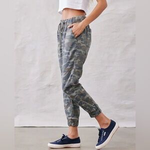 BELLA DAHL womens S gray camo chambray high rise drawstring waist jogger pants